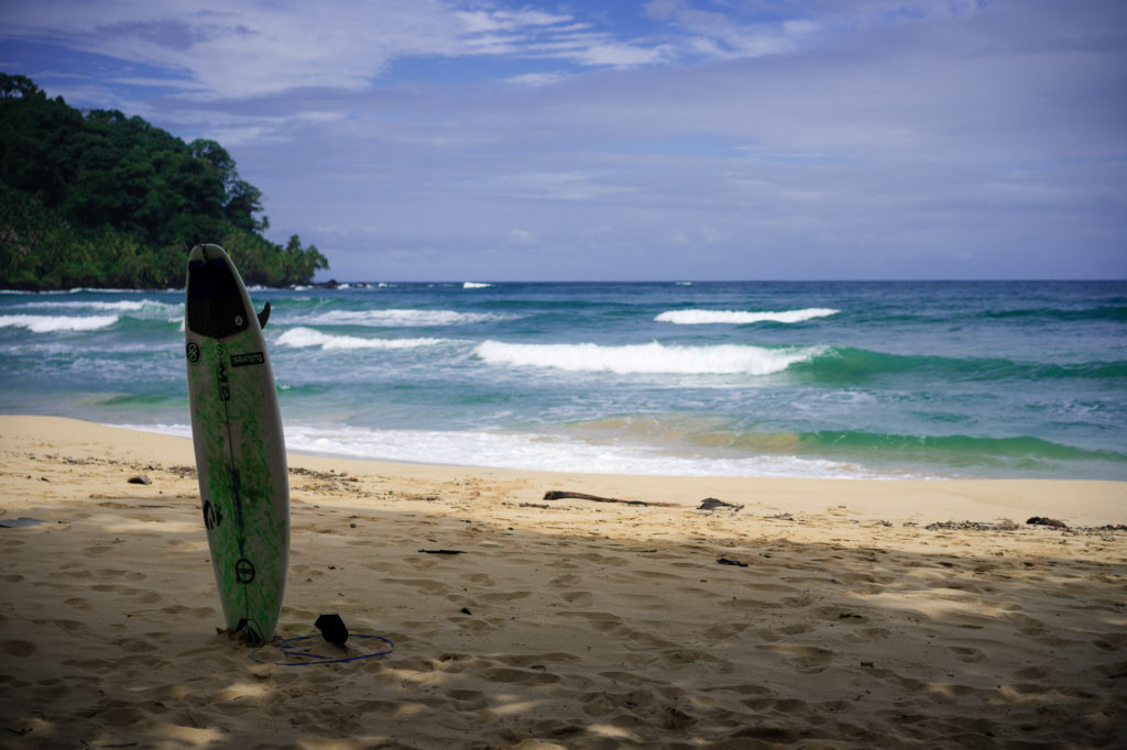 Liduprázdná pláž na ostrově Bastimentos vhodná především k surfování.