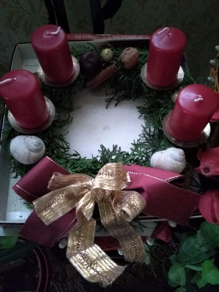 Babička použila polystyrénový kruh a méně chvojí. Mašle jsou vínová a zlatá – typicky vánoční barvy.