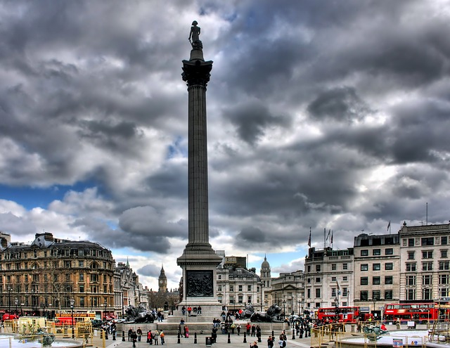 Trafalgarské náměstí v Londýně. Pohled na pomník Admirála Nelsona. 