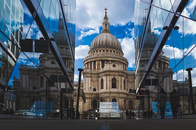 Pohled na katedrálu sv. Pavla v Londýně