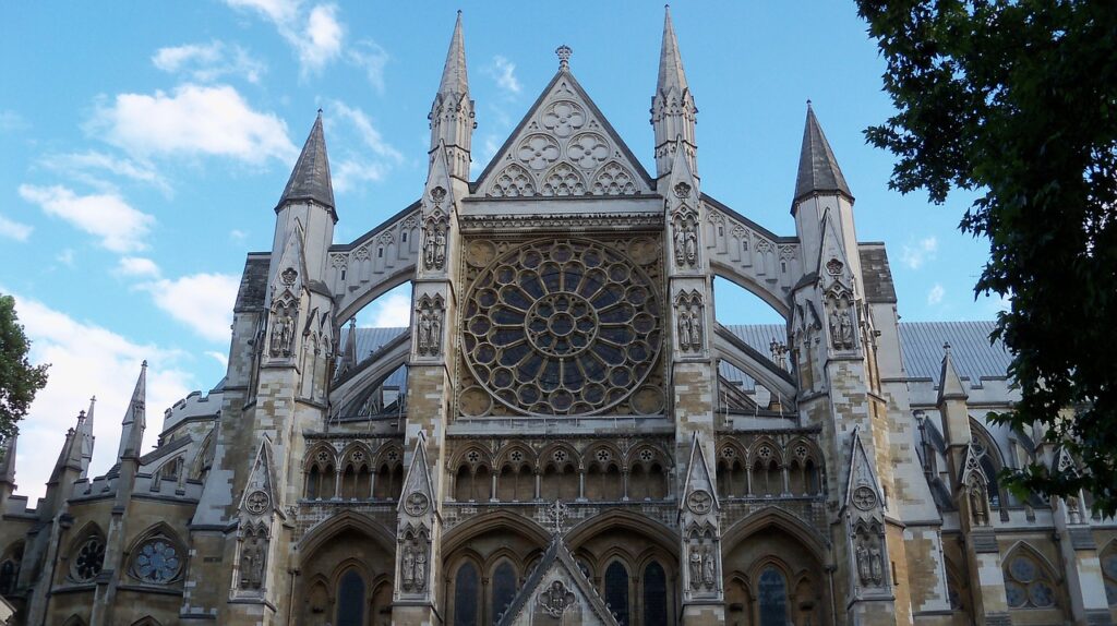 Westminster Abbey, místo korunovací a pohřbů královské rodiny. 