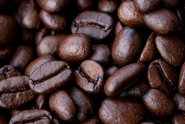 Rozemletá kávová zrna jsou vhodná surovina na peeling.