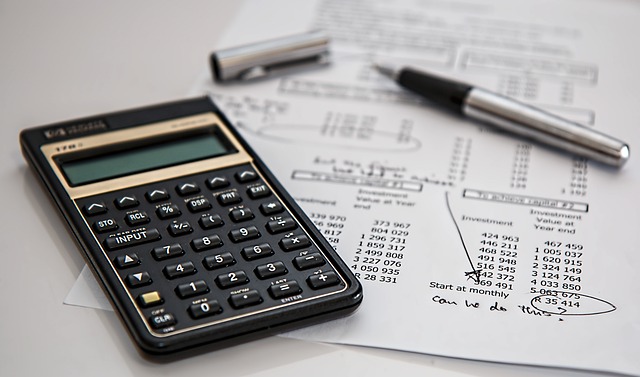 Finanční dokument a kalkulačka