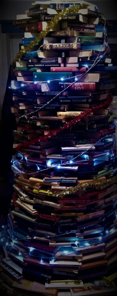 Stromeček postavený z knih.